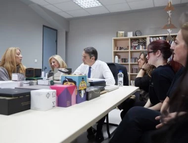 Κ. Μητσοτάκης: Άκουσε τα προβλήματα των γυναικών σε επιχείρηση στα Άνω Λιόσια (φωτό)